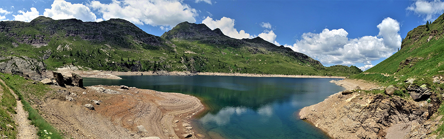 Vista panoramica sui Laghi Gemelli ...quest'anno il livello dell'acqua 猫 piuttosto basso